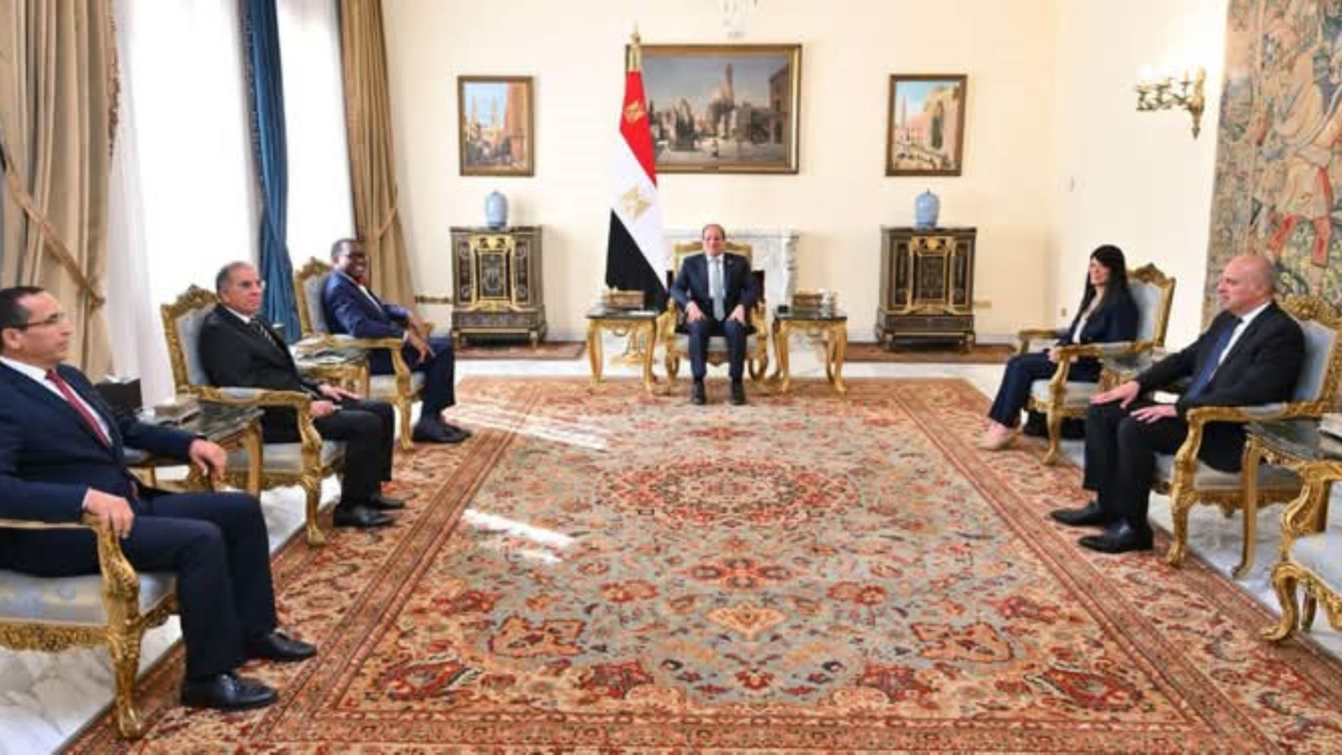 الرئيس السيسي يلتقي رئيس مجموعة البنك الأفريقي للتنمية بحضور وزيرة التخطيط