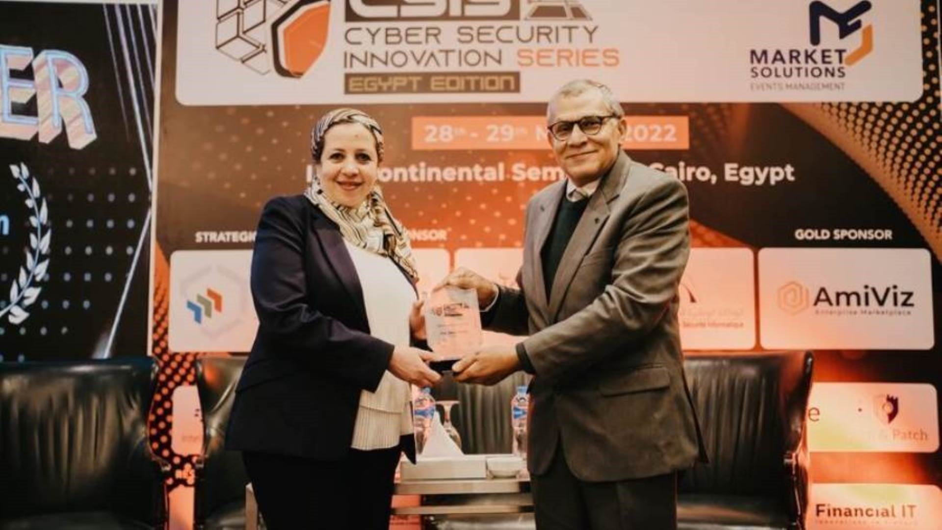 عبير خضر رئيس قطاع أمن المعلومات بالبنك الأهلي المصري أثناء استلامها الجائزة FirstBank