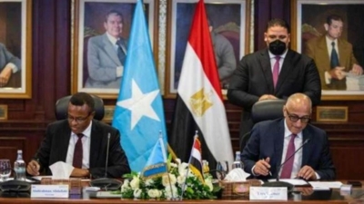 محافظ البنك المركزي يوقع مذكرة تفاهم مع نظيره الصومالي