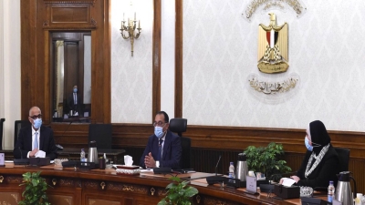 رئيس الوزراء ومحافظ البنك المركزي يتابعان سبل تيسير إجراءات توفير التمويل للسلع الإستراتيجية ومستلزمات الإنتاج