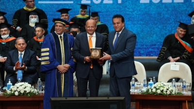 وزير التعليم العالي يكرم بنك قناة السويس لجهوده في دعم الابتكار والبحث العلمي