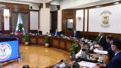 رئيس الوزراء يبحث سبل تحفيز استثمارات المصريين في الخارج بحضور ممثل من البنك المركزي