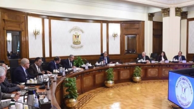 رئيس الوزراء: الإفراج عن بضائع بقيمة 300 مليون دولار بالتعاون مع البنك المركزي