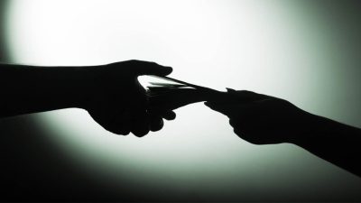 قاموس «First».. ماذا تعني السوق السوداء لتداول العملة؟ وما هي أضرارها على الاقتصاد؟