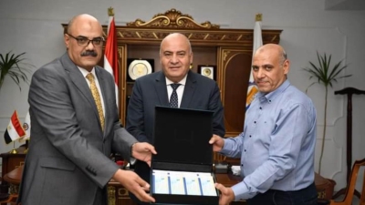 برعاية البنك الزراعي المصري.. محافظ قنا يوزع 800 كوبون مواد غذائية للأسر المستحقة