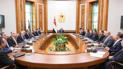 بحضور محافظ البنك المركزي.. الرئيس السيسي يترأس اجتماع المجلس الأعلى للاستثمار