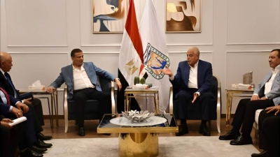 رئيس البنك الزراعي ومحافظ جنوب سيناء يسلمان مساهمات غذائية للعمال والأسر الأولى بالرعاية بالمحافظة