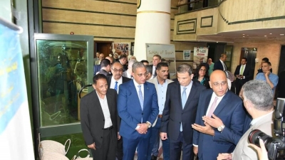 رئيس البنك الزراعي ومحافظ الفيوم ورئيس جهاز تنمية المشروعات يتفقدون معرض منتجات الحرف التراثية والمشغولات اليدوية