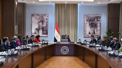 رئيس الوزراء يلتقي وفد مؤسسة التمويل الدولية لمتابعة مستجدات الدراسات الاستشارية بشأن برنامج الطروحات