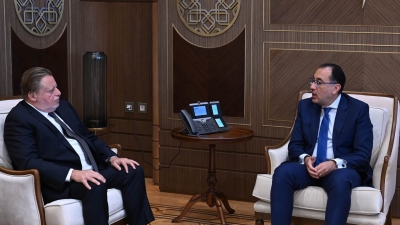 الحكومة: الإفراج عن السلع والبضائع يسير بصورة جيدة.. والبنك المركزي يوفر العملة الصعبة المطلوبة