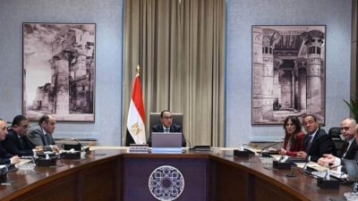 رئيس الوزراء يتابع موقف تطبيق منظومة الشحن المسبق بحضور مساعد محافظ البنك المركزي