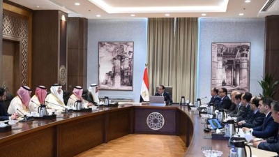 رئيس الوزراء يبحث أوجه التعاون المشترك وزيادة الاستثمارات مع مسؤولين سعوديين