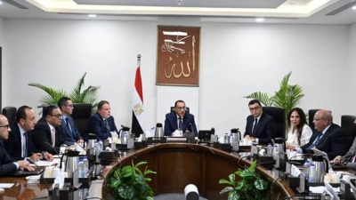 بحضور محافظ «المركزي».. رئيس الوزراء يناقش مسودة قانون يحكم عمل مناطق المال والأعمال