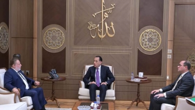 رئيس الوزراء يلتقي بمحافظ البنك المركزي ووزير المالية لاستعراض عدد من الملفات المهمة