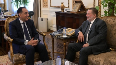 رئيس الوزراء يلتقي محافظ البنك المركزي المصري لمتابعة عدد من الملفات