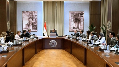 بحضور محافظ «المركزي».. رئيس الوزراء يستقبل الرئيس التنفيذي لشركة «فيزا» لاستعراض خططها المستقبلية للاستثمار في مصر