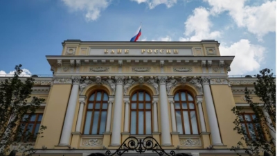 البنك المركزي الروسي يخفض الفائدة 50 نقطة أساس وسط ضغوط التضخم والعقوبات الأمريكية