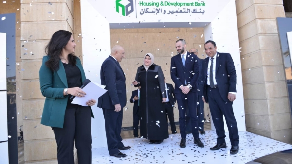 بنك التعمير والإسكان يحتفل بتسليم الفائز الرابع سيارة مرسيدس A180 في السحب على حسابات التوفير