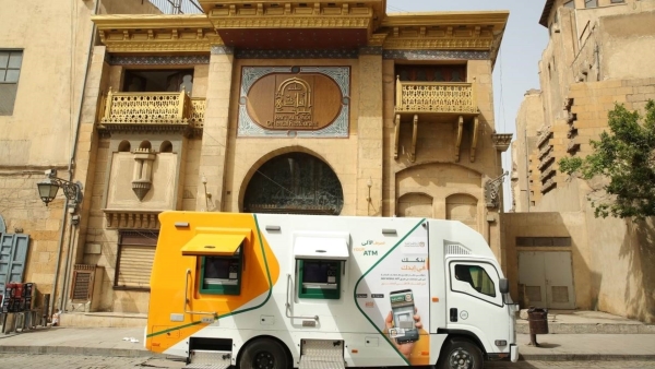 «الأهلي المصري» يطلق سيارات الصراف الآلي المتنقلة بشارع المعز