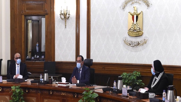 رئيس الوزراء ومحافظ البنك المركزي يتابعان سبل تيسير إجراءات توفير التمويل للسلع الإستراتيجية ومستلزمات الإنتاج
