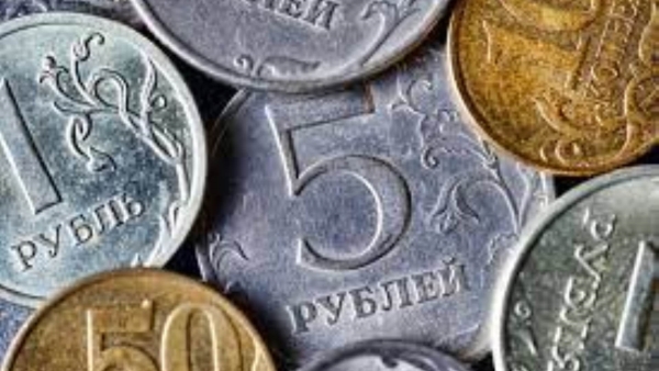 الروبل الروسي أفضل عملات العالم أداءً هذا العام رغم العقوبات