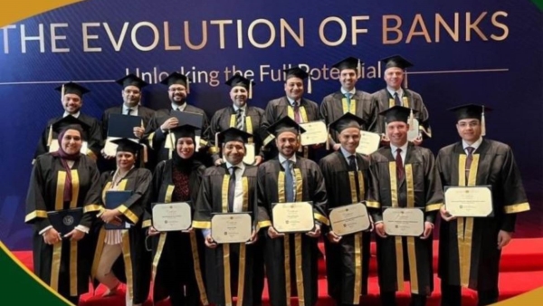 «فيصل الإسلامي» يحتفل بتخرج 7 من موظفيه ضمن برنامج إعداد قيادات المستقبل بالمعهد المصرفي