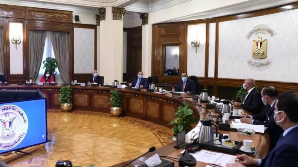 رئيس الوزراء يبحث سبل تحفيز استثمارات المصريين في الخارج بحضور ممثل من البنك المركزي