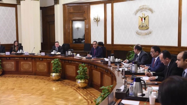بحضور محافظ البنك المركزي.. رئيس الوزراء يتابع تنفيذ خطة الطروحات الحكومية