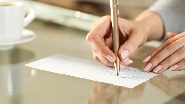 قاموس «First».. ما الفرق بين الشيك والكمبيالة؟