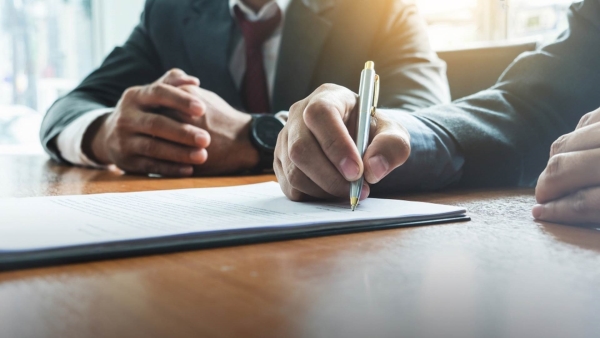 قاموس «First»...ما هى العقود الآجلة وما أهميتها؟