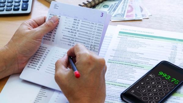 قاموس «First».. ماذا يقصد بالسحب على المكشوف؟