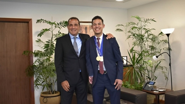 «الأهلي الكويتي–مصر» يحتفل بفوز أحد موظفيه بالميدالية الذهبية في بطولة الجمهورية للباراتايكوندو