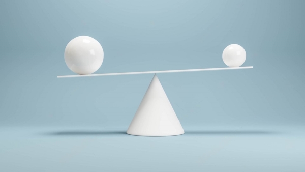 قاموس «First».. ما الفرق بين المناقصة والمزايدة؟