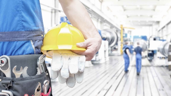 قاموس«First».. ما المقصود بالصناعات كثيفة العمالة؟