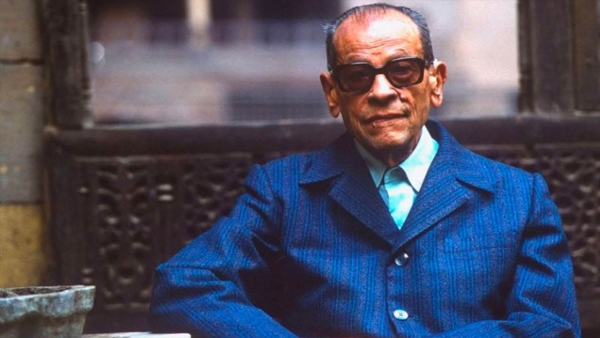 قطوف: نجيب محفوظ.. أول أديب عربي مصري يحصل على جائزة نوبل