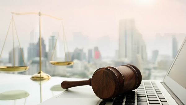 قاموس «First».. ما هو القانون التجاري؟