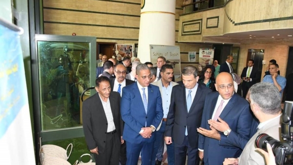 رئيس البنك الزراعي ومحافظ الفيوم ورئيس جهاز تنمية المشروعات يتفقدون معرض منتجات الحرف التراثية والمشغولات اليدوية