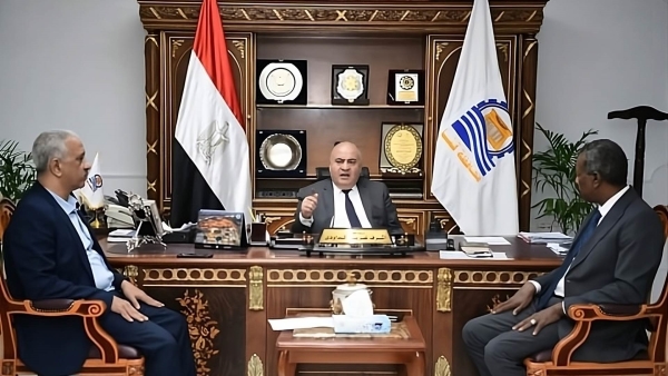 محافظ قنا يبحث إنشاء فرعين للبنك الأهلي المصرى بمركزى أبوتشت والوقف