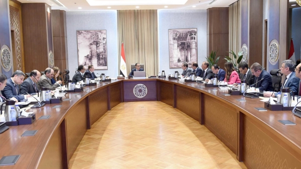 رئيس الوزراء يتابع موقف توفير الاحتياجات من المواد البترولية بحضور محافظ المركزي