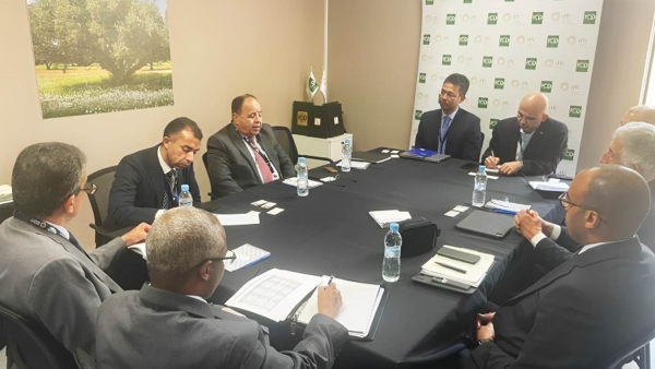 وزير المالية والمؤسسة الدولية الإسلامية يناقشان سبل تعزيز التعاون في التجارة البينية