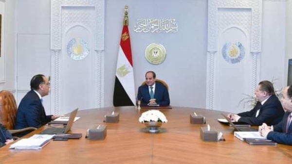 الرئيس السيسي يجتمع بمحافظ البنك المركزي ورئيس الوزراء لمتابعة عدة ملفات اقتصادية وتنموية 