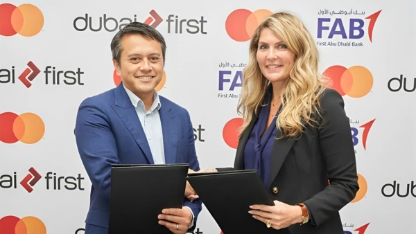 بنك أبوظبي الأول يعقد شراكة استراتيجية مع «ماستركارد» لتقديم بطاقة «SlicePay»