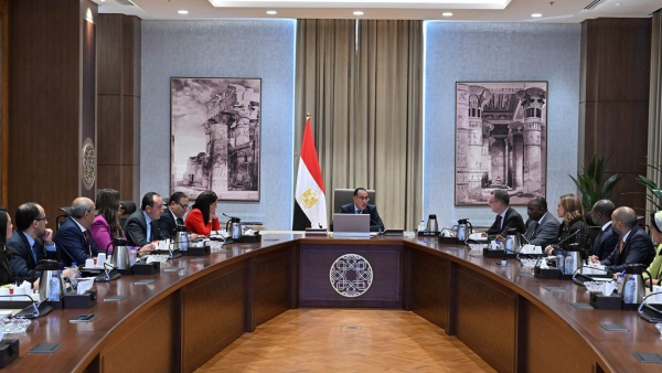 رئيس الوزراء يلتقي وفد مؤسسة التمويل الدولية لمتابعة مستجدات الدراسات الاستشارية بشأن برنامج الطروحات