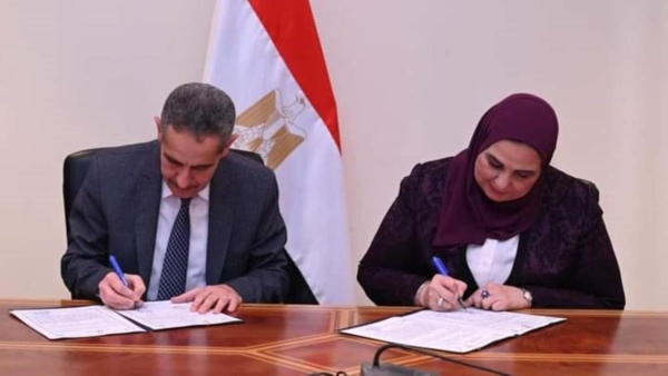 وزيرة التضامن الاجتماعي ومحافظ الغربية يوقعان عقد تمليك مقر لبنك ناصر بمدينة طنطا