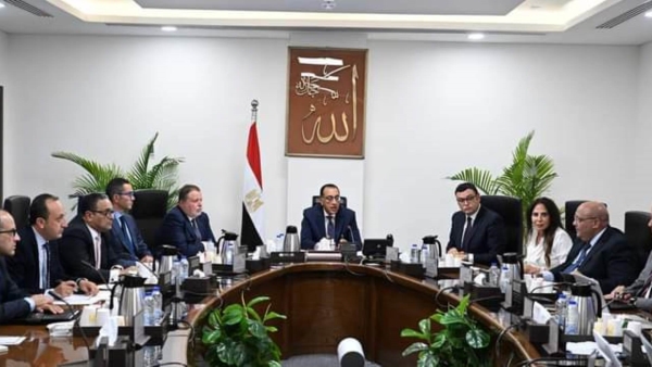 بحضور محافظ «المركزي».. رئيس الوزراء يناقش مسودة قانون يحكم عمل مناطق المال والأعمال