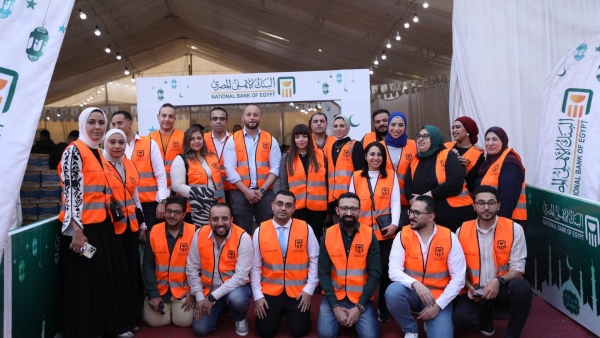 البنك الأهلي المصري يواصل عطائه في رمضان بإقامة خيمة إفطار وتوزيع وجبات للمواطنين