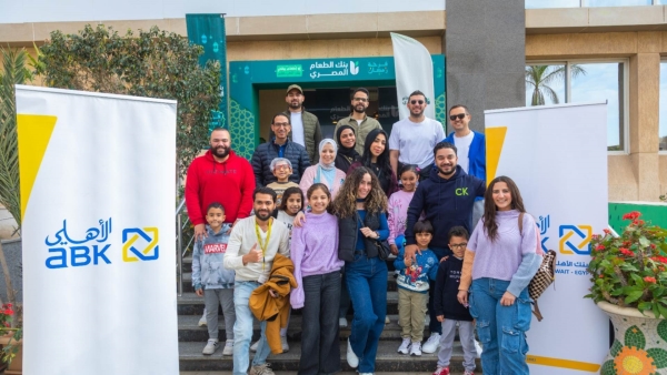 موظفو «الأهلي الكويتي–مصر» وأسرهم يتطوعون لتعبئة وتغليف كراتين رمضان بالتعاون مع بنك الطعام 