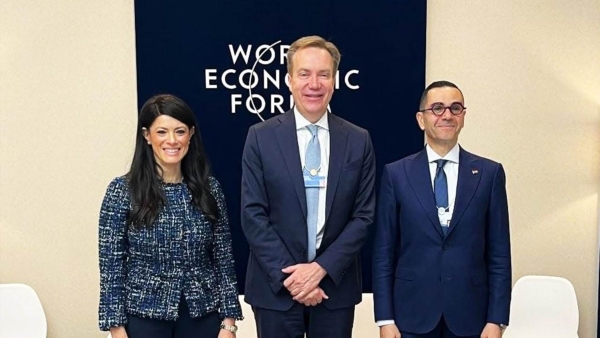 وزيرة التخطيط تبحث مع رئيس المنتدى الاقتصادي العالمي تأثير التطورات العالمية والإقليمية على الوضع الاقتصادي