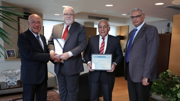 شركة «Madico» الأمريكية تكرم البنك الأهلي المصري تقديرًا لريادته في الحلول الأمنية ودعمه للصناعة المحلية