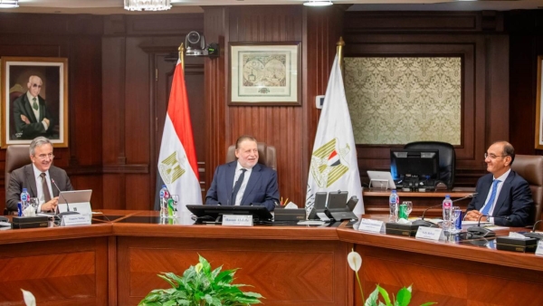 محافظ البنك المركزي المصري يستقبل وفدًا من «الأوروبي لإعادة الإعمار والتنمية» لبحث أوجه التعاون المشترك